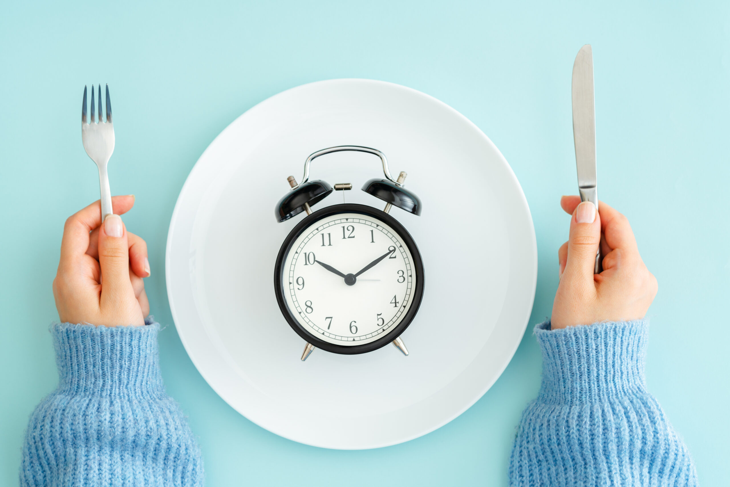 Plate with alarm clock on it showing a fasting time